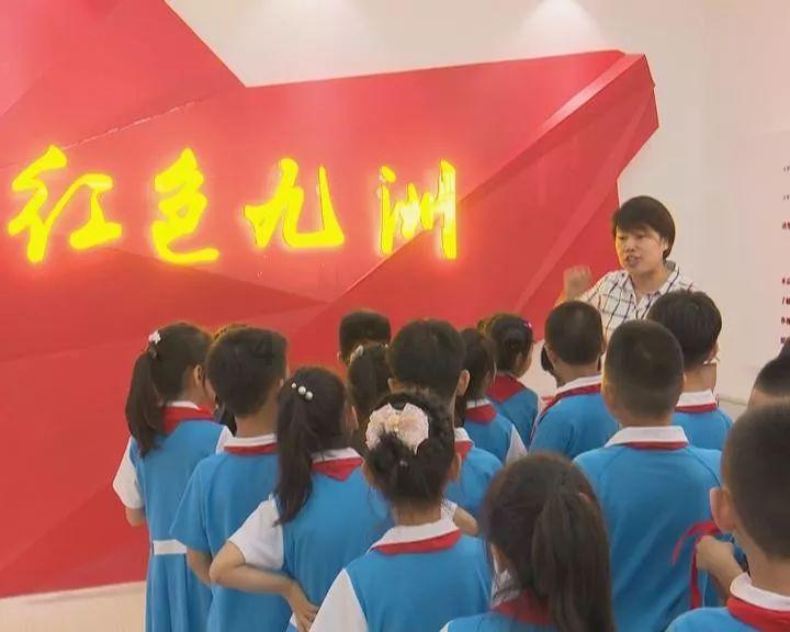 宋妍霏穿连体裤领下还挖个洞，转身后腰线惊艳了，这样的她你爱了吗？